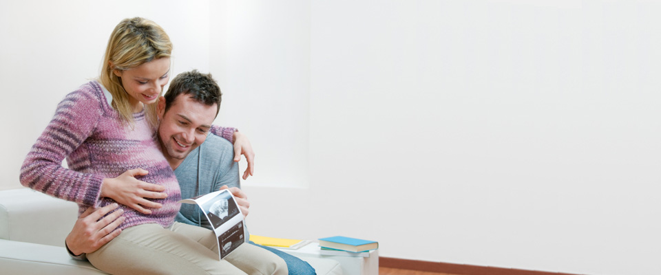 couple holding a 3d 4d ultrasound